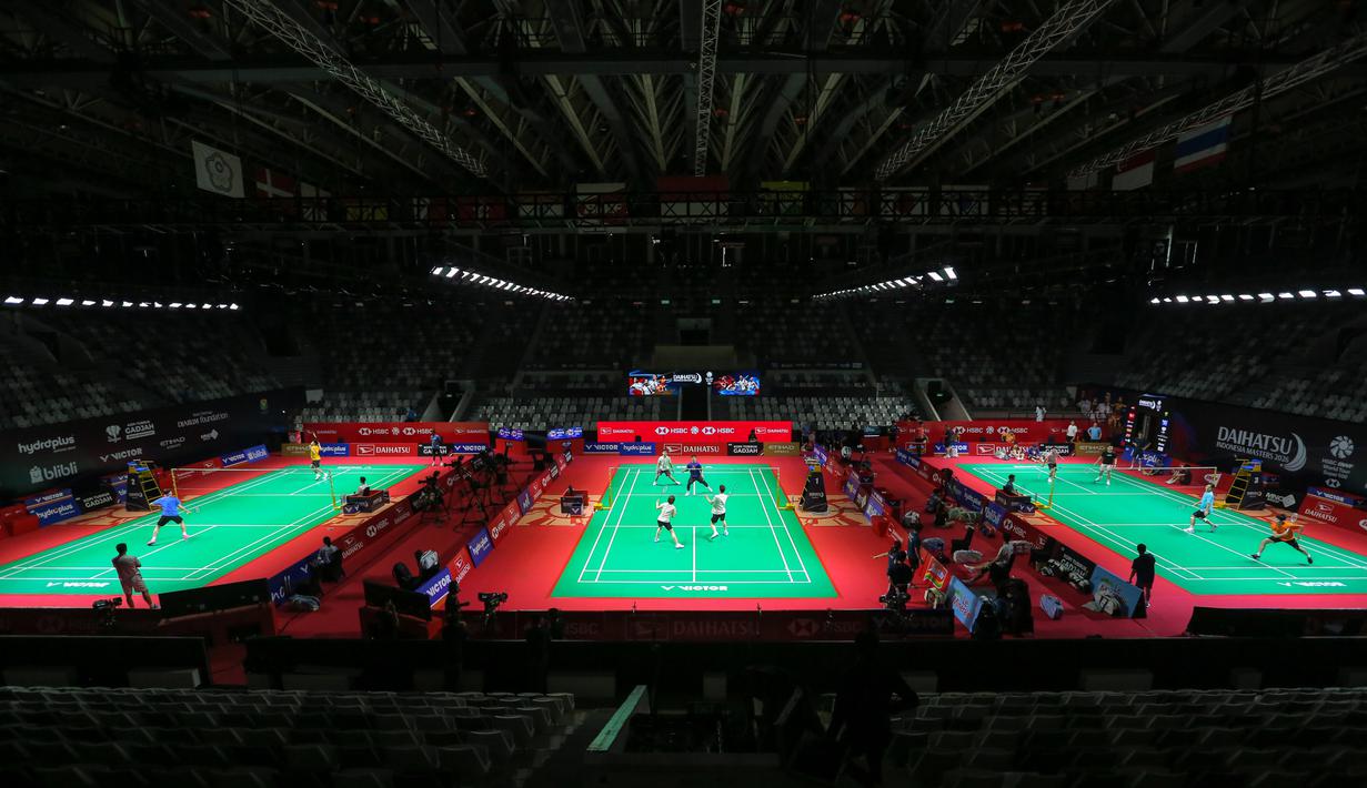 Nama-nama besar seperti Chen Yu Fei (China) serta pasangan asal Malaysia Aaron Chia/Soh Wooi Yik juga dipastikan tampil. Tampak dalam foto, pebulu tangkis dari berbagai negara melakukan latihan sekaligus uji lapangan jelang perhelatan Indonesia Masters 2026 di Istora, Kompleks Gelora Bung Karno (GBK), Senayan, Jakarta, Senin (19/1/2026). (Bola.com/Bagaskara Lazuardi)