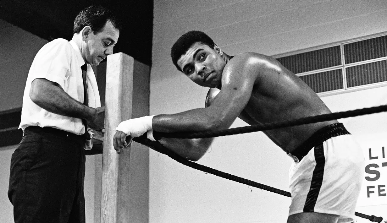 Muhammad Ali bersama pelatih Angelo Dundee jelang pertarungannya dengan petinju Ernie Terrell di Astrodome, Houston, Texas, (6/2/1967). Petinju yang dulunya bernama Cassius Marcellus Clay meninggal akibat penyakit Parkinson. (REUTERS/Action Images/MSI)