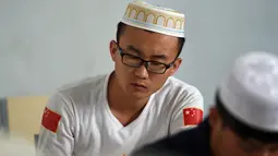 Mahasiswa China Hui Muslim saat Menghadiri kelas di Institut Islam di Yinchuan Ningxia, Provinsi Ningxia utara China (22/9/2015). Kampus ini merupakan lembaga pendidikan Islam Terbesar di China. (AFP PHOTO/GOH CHAI HIN)