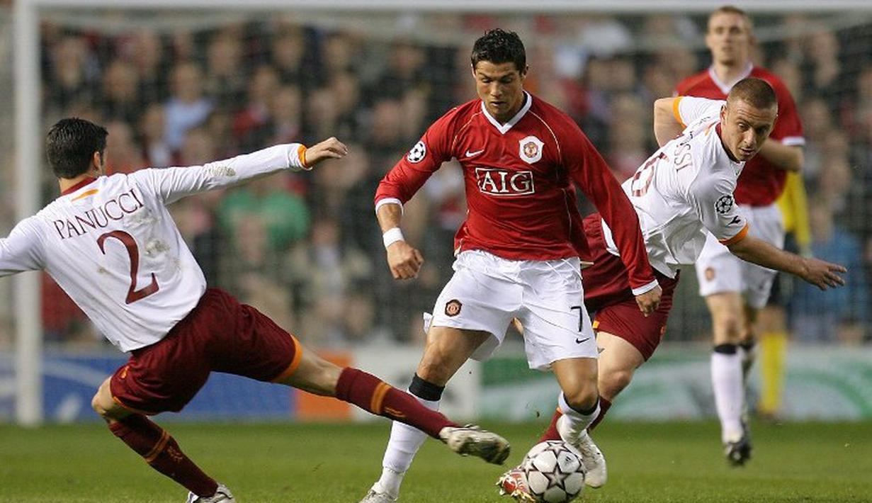Cristiano Ronaldo punya andil besar saat MU mengalahkan AS Roma 7-1 dalam leg kedua perempatfinal Liga Champions di Stadion Old Trafford, Manchester, 10 April 2007. (AFP/Filippo Monteforte)
