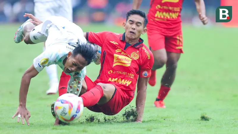 Pemain Persija Jakarta, Rizky Ridho, menghentikan laju gelandang Persib Bandung, Beckham Putra, dalam lanjutan Liga 1 Indonesia 2024/2025 di Stadion Patriot Candrabhaga, Bekasi, pada Minggu (16/2/2025). (Bola.com/M Iqbal Ichsan)