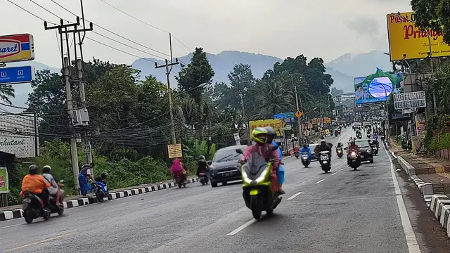 Volume kendaraan di jalur Puncak, Kabupaten Bogor cenderung menurun di hari kelima libur lebaran, Rabu (26/4/4/2023).