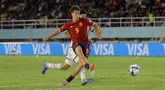 Pemain Timnas Spanyol U-17, Marc Guiu mencetak gol kemenangan timnya ke gawang Timnas Jepang U-17 pada laga 16 besar Piala Dunia U-17 2023 di Stadion Manahan, Solo, Senin (20/11/2023). (Bola.com/Arief Bagus)