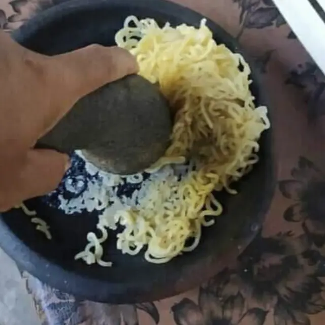 6 Cara Nyeleneh Masak Mi Instan Ini Tak Biasa, Rasanya Bikin Penasaran