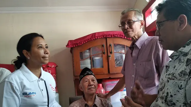 Menteri BUMN Rini Soemarno bertamu Mustofa Sulaiman, pensiunan Telkom. Foto: Merdeka.com/Wilfridus Setu Umbu