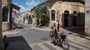 Pasangan bersepeda di daerah pasar Yunani yang berada di Pelabuhan Jaffa, Israel, 21 Juli 2018. Pelabuhan Jaffa adalah tempat kuno dibagian selatan Tel Aviv, Israel. (AP Photo/Oded Balilty)