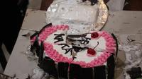 Kue ulang tahun yang di dalamnya terdapat handphone dibongkar petugas Lapas Banyuwangi. (Dian Kurniawan/Liputan6.com).