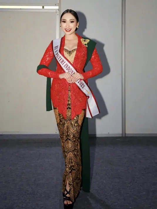 5th RU Puteri Indonesia 2023, Patricia Bella Oline mengenakan kebaya brokat warna merah dipadukan selendang hijau dengan kain batik. [Instagram/patriciabella]