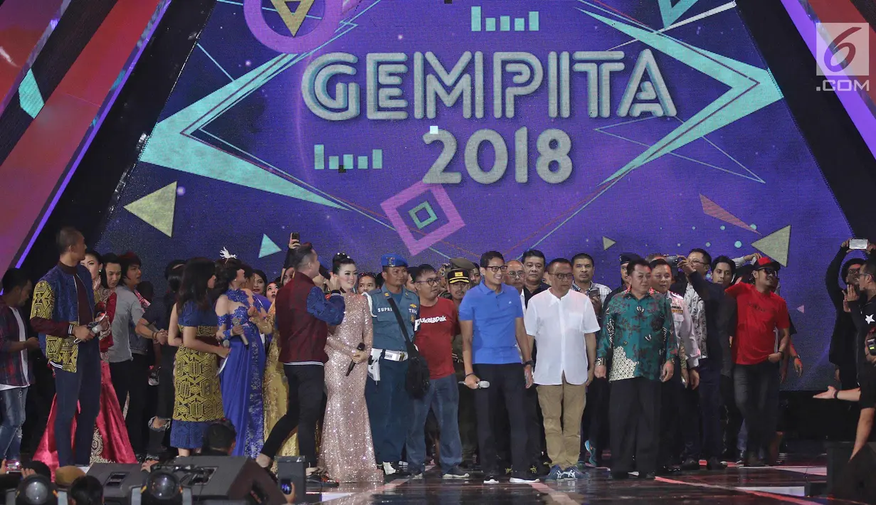 Wakil Gubernur DKI Jakarta, Sandiaga Uno menyapa para penonton konser Gempita 2018 di pantai karnaval Ancol, Jakarta, Senin (1/1). (Liputan6.com/Herman Zakharia)