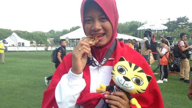 Pepanah Indonesia, Diananda Choirunisa, meraih medali emas SEA Games 2017 dari panahan nomor recurve putri di National Sports Complex, Kuala Lumpur, Minggu (20/8/2017). (Bola.com/Benediktus Gerendo Pradigdo)