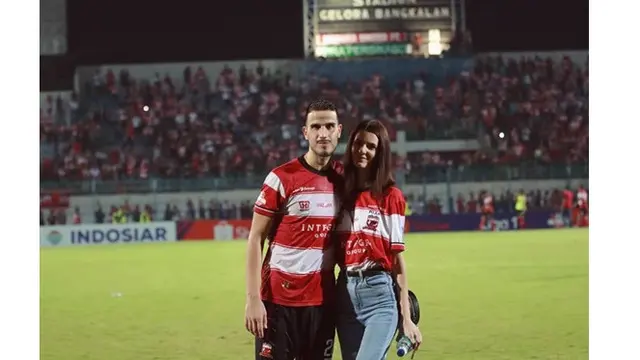 6 Momen Mesra Ante Bakmaz dengan Kekasih, Bek Persik Kediri
