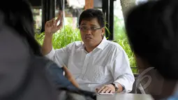 Mantan Caleg Partai Nasdem, Zainal Tahir memberikan keterangan terkait foto mesra diduga Ketua KPK Abraham Samad dengan seorang wanita, Jakarta, Rabu (4/2/2015). Zainal menyatakan foto tersebut merupakan foto asli. (Liputan6.com/Andrian M Tunay)