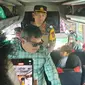 Kapolres Garut AKBP Rio Wahyu Anggoro mendampingi Bupati Garut Rudy Gunawan, disela-sela pengecekan penumpang mudik gratis presisi Polres Garut 2023. (Liputan6.com/Jayadi Supriadin)