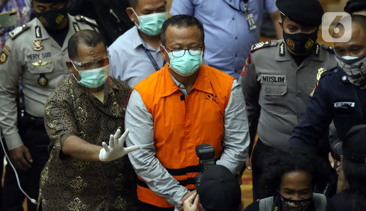 Menteri Kelautan dan Perikanan, Edhy Prabowo (tengah) digiring petugas usai rilis penetapan tersangka kasus dugaan suap penetapan calon eksportir benih lobster di Gedung KPK Jakarta, Kamis (26/11/2020). Sebelumnya, Edhy ditangkap KPK usai lawatan ke Amerika. (Liputan6.com/Helmi Fithriansyah)