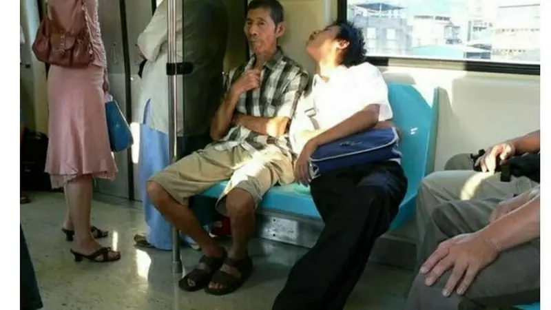 9 Kelakuan Bapak-Bapak saat Tidur di Transportasi Umum Ini Bikin Ngakak