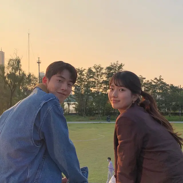 7 Potret Akrab Suzy dan Nam Joo Hyuk di Balik Layar Drama Start-Up, Curi Perhatian