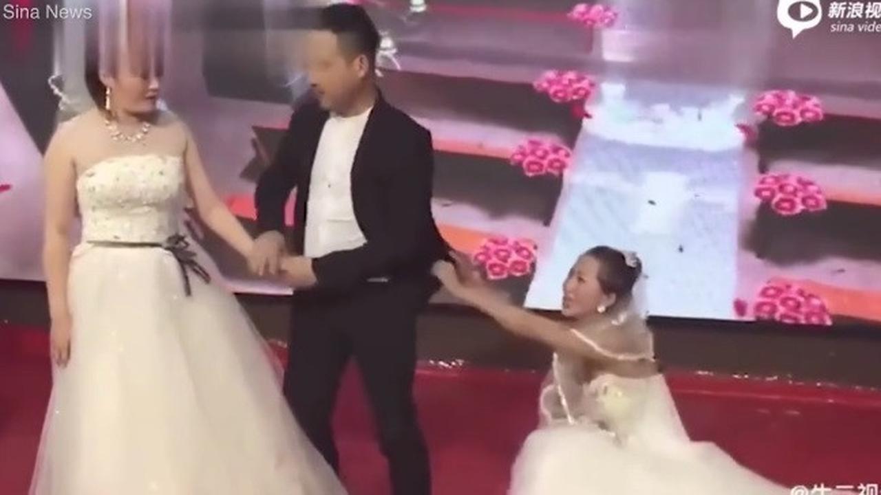 wanita datang ke pernikahan mantan pakai gaun pengantin