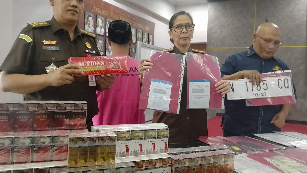 Kajari Garut, Helena Octavianne, didampingi Kasi Pidsus Kejari Garut Donny Ferdiansyah Sanjaya dan Kasi Penindakan dan Penyidikan Kantor Bea Cukai Tasikmalaya, Sulistya, dalam rilis kasus di Kejari Garut. (Liputan6.com/Jayadi Supriadin)
