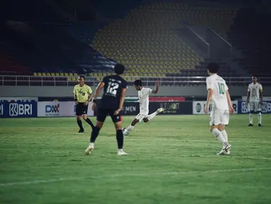 Marselino Ferdinan sedang menjadi sorotan setelah berhasil mencetak gol spektakuler dari luar kotak penalti. Marselino mencatatkan dirinya dengan menjadi pencetak gol termuda pada 17 tahun 1 bulan dan 28 hari. (Liputan6.com/IG/@marselinoferdinan10)