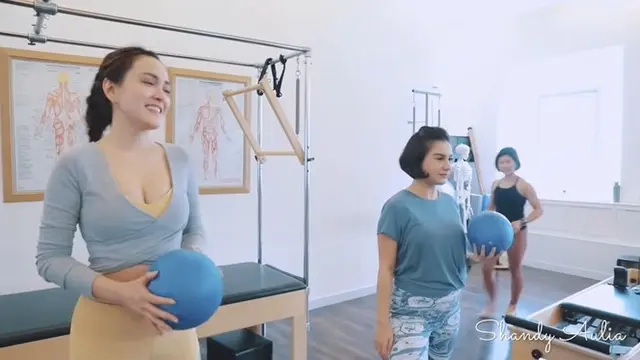 Pilates Bareng, Ini 7 Potret Irish Bella dan Shandy Aulia yang Bikin Deg-degan Netizen