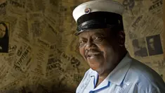 Foto yang diambil pada 19 Agustus 2007 ini menunjukkan, musisi Fats Domino berpose usai diwawancarai mengenai album"Goin 'Home: A Tribute to Fats Domino". Ia dikabarkan meninggal di kediamannya di Harvey, Louisiana. (AFP Photo/ Paul J. Richards)