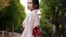 Seperti kimono lainnya, Kimono yang dikenakan Azizah pun dipadukan sabuk kain warna merah dengan aksen pita besar di bagian belakang. [@azizahsalsha_]