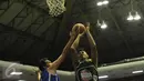Pemain Bandung Utama mencoba menghalangi serangan M Haq Dhiyatul (kanan-Satria Muda) dilanjutan Perbasi Cup 2016 di GOR Soemantri Brodjonegoro, Jakarta, Jumat (28/10). Satria Muda menang telak 86-38 atas Bandung Utama. (Liputan6.com/Helmi Fithriansyah)