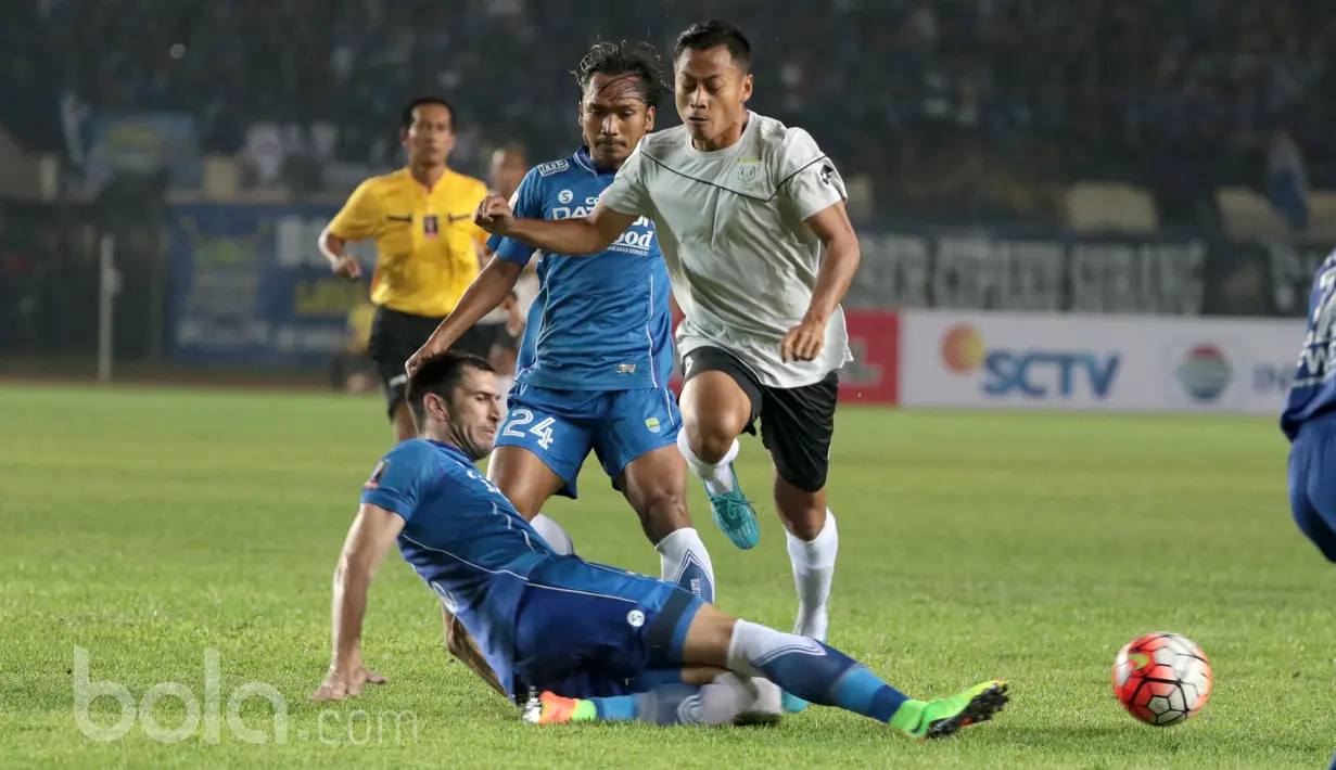 Persib Bandung mengalahkan Persela Lamongan 2-0 pada laga terakhir Grup 3 Piala Presiden 2017 di Stadion Si Jalak Harupat, Soreang, Kabupaten Bandung, Jumat (17/2/2017).  (Bola.com/Nicklas Hanoatubun)