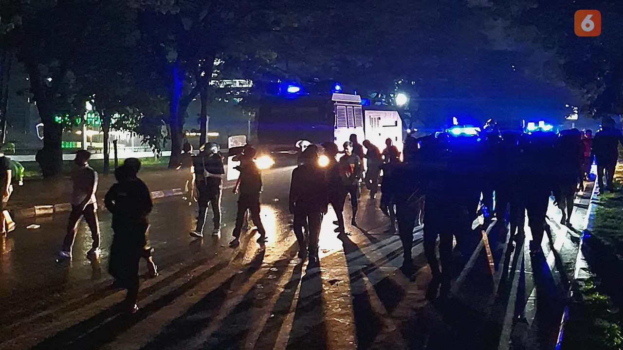 Polisi Bubarkan Aksi Indonesia Gelap di Makassar (Liputan6.com/Fauzan)