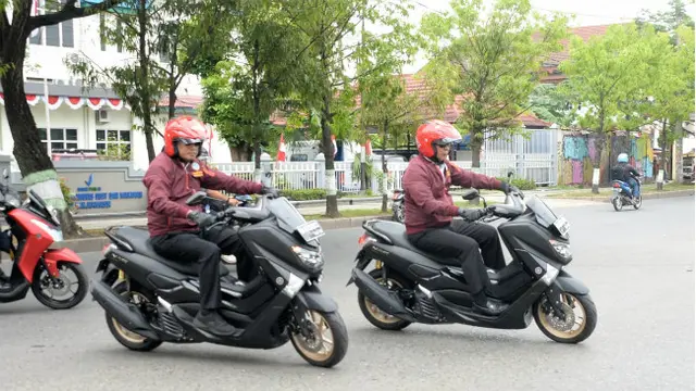 Gaya Menhub Budi Karya Naik Motor untuk Kampanye 'Safety Riding'