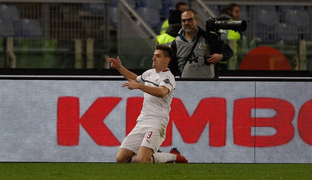 Pemain AC Milan, Krzysztof Piatek melakukan selebrasi usai mencetak gol ke gawang AS Roma pada laga pekan ke-22 Serie A di Stadion Olimpico, Roma, Italia, Minggu (3/2). AS Roma  menahan imbang AC Milan 1-1. (AP Photo/Gregorio Borgia)