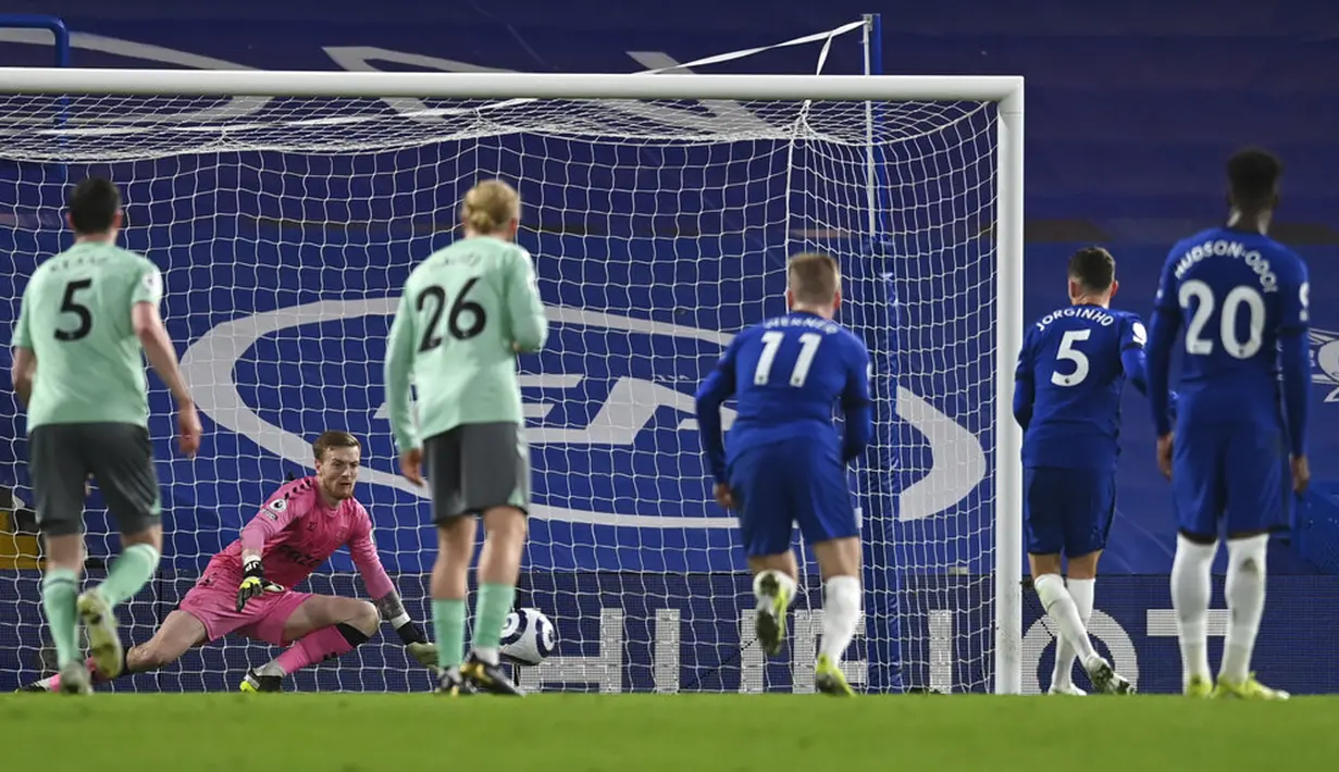 Pemain Chelsea Jorginho (kedua kanan) mencetak gol ke gawang Everton lewat tendangan penalti pada pertandingan Liga Inggris di Stadion Stamford Bridge, London, Inggris, Senin (8/3/2021). Chelsea menang 2-0. (Glyn Kirk/Pool via AP)