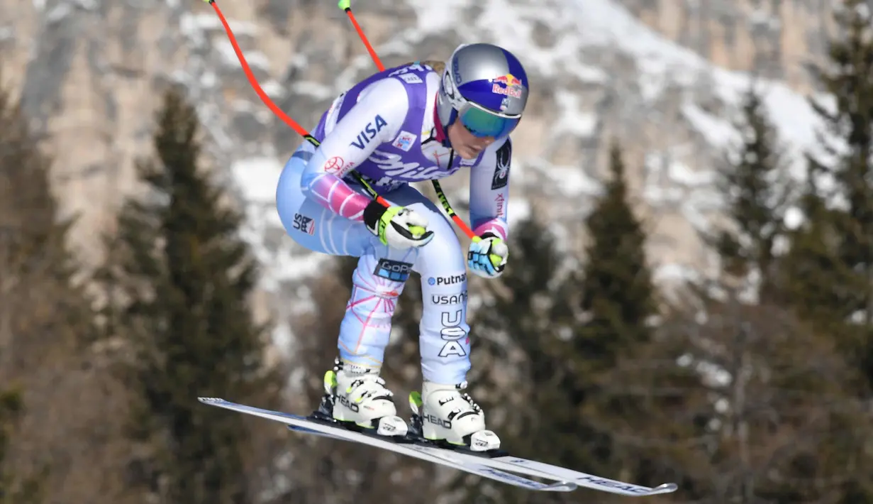 Lindsey Vonn dari Amerika Serikat melompat dengan skinya saat berkompetisi di FIS Alpine World Cup Women's Downhill di Cortina d'Ampezzo, Pegunungan Alpen Italia (20/1). (AFP Photo/Tiziana Fabi)