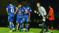 Pelatih Arema, Milomir Seslija, memberikan suntikan semangat kepada pemainnya saat melawan Persita dalam Piala Presiden 2019 di Stadion Kanjuruhan, Kabupaten Malang, Rabu (13/3/2019). (Bola.com/Iwan Setiawan)