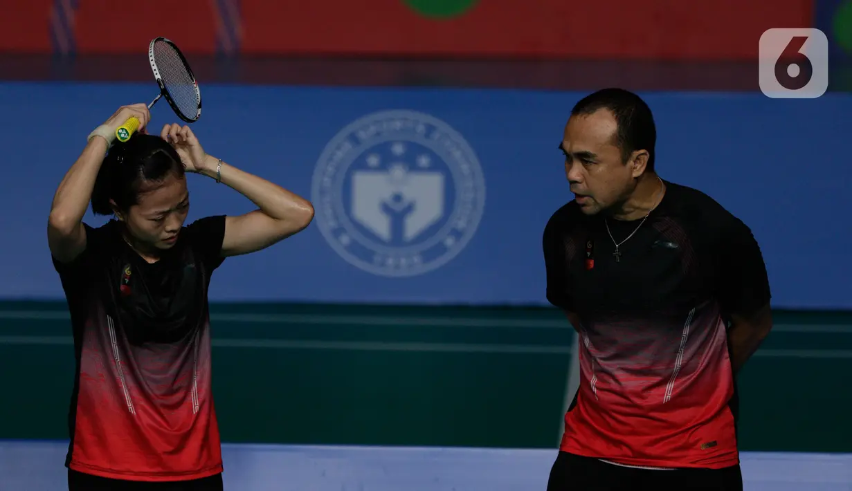 Pebulutangkis Indonesia, Fitriani, mendengarkan instruksi saat melawan Busanan Ongbumrungpan pada final beregu putri SEA Games 2019 di Muntinlupa Sports Complex, Manila, Selasa (3/12). Fitriani kalah 8-21 dan 10-21 yang membuat Indonesia tertinggal lagi dari Thailand. (Bola.com/M Iqbal Ichsan)