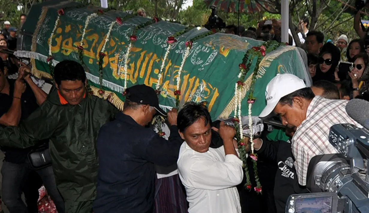 Pengusaha Bob Sadino meninggal dunia pada usia 81 tahun di Rumah Sakit Pondok Indah karena penyakit yang dideritanya, TPU Jeruk Purut, Jakarta, Selasa (20/1/2015). (Liputan6.com/Miftahul Hayat)