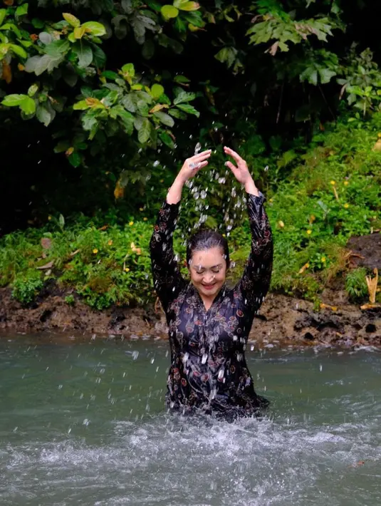 Potret bahagia begitu terpancar dari mantan istri Zack Lee itu ketika akhirnya bisa mandi di kali. [Instagram/nafaurbach]