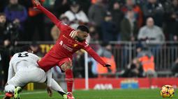 Pemain Liverpool, Mohamed Salah (kanan) berusaha melepaskan diri dari penjagaan pemain Aston Villa, Youri Tielemans pada laga lanjutan Liga Inggris 2024/2025 yang berlangsung di Anfield, Liverpool, Inggris, Minggu (10/11/2024) WIB. (AFP/Paul Ellis)
