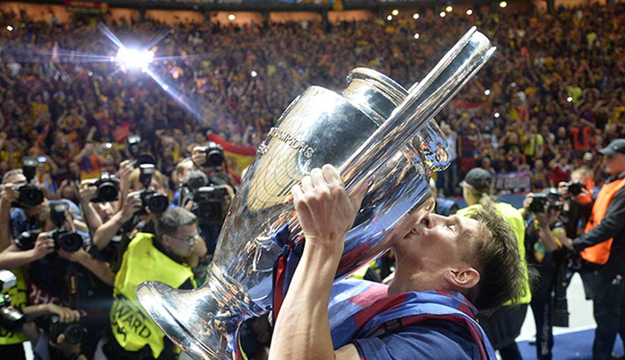 Ekspresi Lionel Messi  saat mencium trofi Liga Champions yang berhasil diraihnya kembali bersama Barcelona. (AP Photo/Martin Meissner)