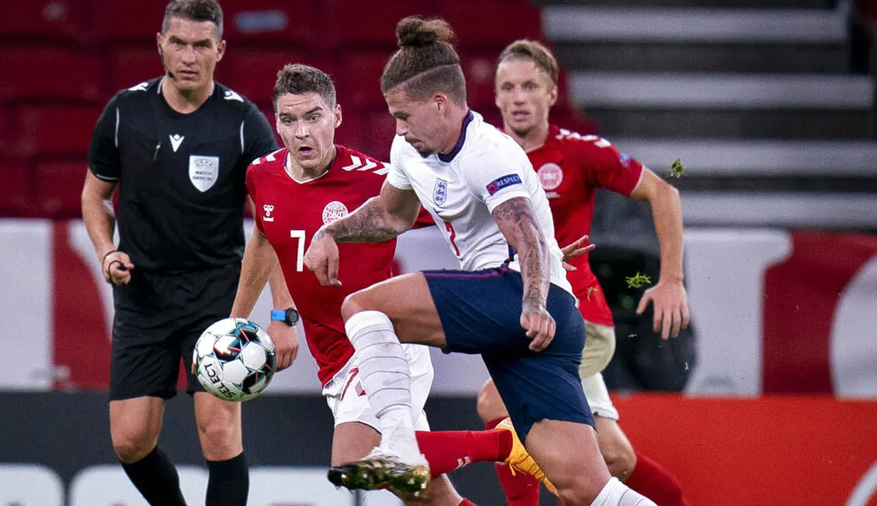 Pemain Denmark, Robert Skov, berebut bola dengan pemain Inggris, Daniel Wass, pada laga UEFA Nations League di Stadion Parken, Rabu (9/9/2020). Kedua tim bermain imbang 0-0. (Liselotte Sabroe/Ritzau Scanpix via AP)