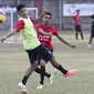 Pemain Bali United, Fadil Sausu menendang bola saat mengikuti latihan jelang laga Piala Presiden melawan Mitra Kukar di Lapangan Trisakti, Bali, Rabu (9/2/2015). (Bola.com/Vitalis Yogi Trisna)