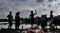Anak-anak bermain di permukiman padat penduduk kawasan Cakung, Jakarta, Senin (15/2/2021). Hasil survei Badan Pusat Statistik (BPS)  pun memperlihatkan kenaikan jumlah penduduk miskin di perkotaan lebih tinggi dibandingkan dengan perdesaan. (merdeka.com/Iqbal S Nugroho)