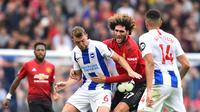 Gelandang Manchester United, Marouane Fellaini (dua dari kanan) terlibat perebutan bola dengan gelandang Brighton, Dale Stephens, di American Express Community Stadium, Brighton, Minggu (19/8/2018).  (AFP / Glyn Kirk)