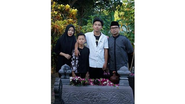 5  Momen Haru Seleb Saat Ziarah Ke Makam Keluarga Jelang Ramadhan