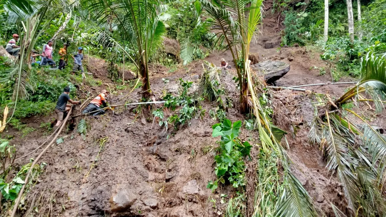 Tim SAR  gabungan yang terdiri dari BPBD Banyuwangi, Pos SAR Banyuwangi dan TNI- Polri lakukan pencarian korban tanah langsor (Istimewa)