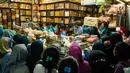 Sejumlah warga mengantre untuk membeli kue kering di toko kue Pasar Jatinegara, Jakarta, Selasa (14/6). Menjelang Hari Raya Idul Fitri 1438 H permintaan kue kering lebaran tersebut mengalami lonjakan hingga 50 % dari biasanya.(Liputan6.com/Gempur M Surya)