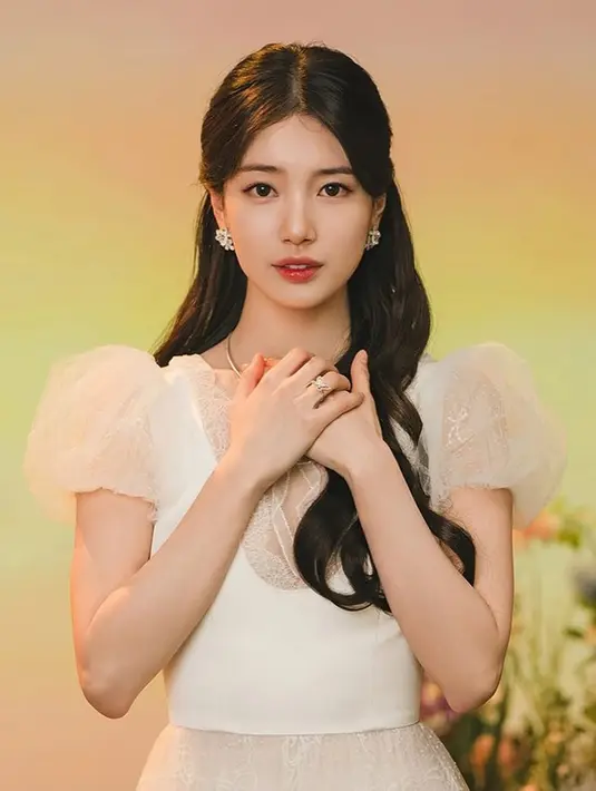 Suzy dikenal dengan kulitnya yang mulus dan bercahaya, dan kali ini ia kembali tampil flawless dengan riasan minimalis yang menonjolkan fitur alami wajahnya. [@skuukzky/@management_soop].