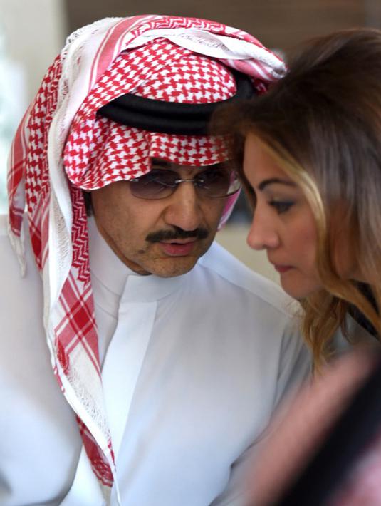 Alwaleed bin Talal berbincang dengan penasihat medianya, Heba Fatani (kanan) saat menggelar konferensi pers terkait niat beramalnya di Riyadh, Arab Saudi, Rabu (1/7/2015). (AFP/Fayez Nureldine)