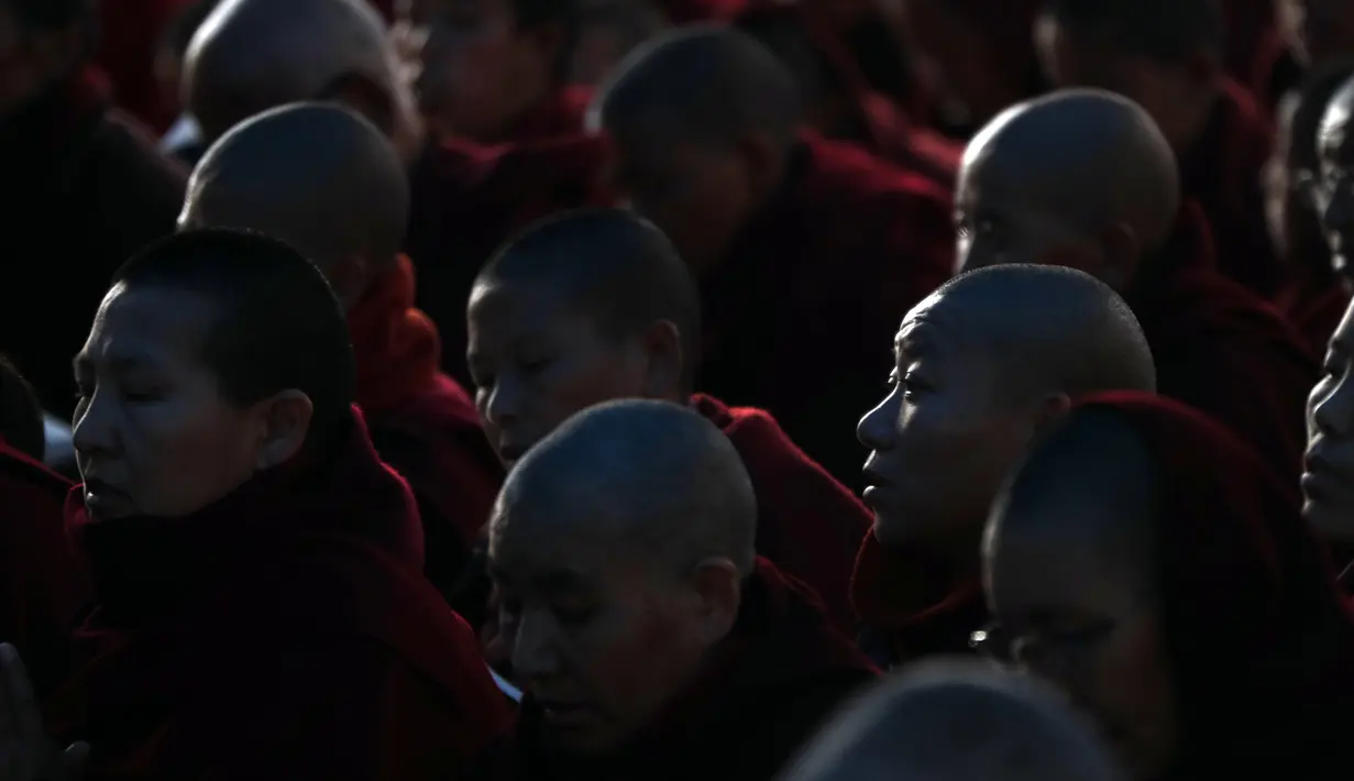 Para biarawati Budha ikut serta dalam doa-doa Monlam dekat Stupa Boudhanath di Kathmandu, Nepal (7/1/2020). Monlam adalah acara tahunan di mana para biksu berdoa untuk perdamaian dunia. (AP Photo/Niranjan Shrestha)