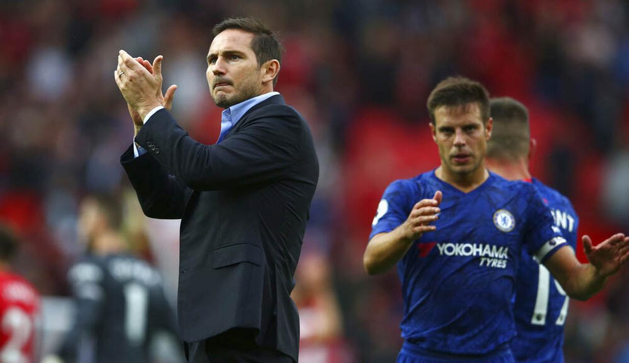 Pelatih Chelsea, Frank Lampard, saat melawan Manchester United pada laga Premier League 2019 di Stadion Old Trafford, Minggu (11/8). Manchester United menang 4-0 atas Chelsea. (AP/Dave Thompson)